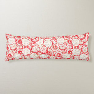 Intrikate Textilgestaltung mit Rot, Gold und Seitenschläferkissen