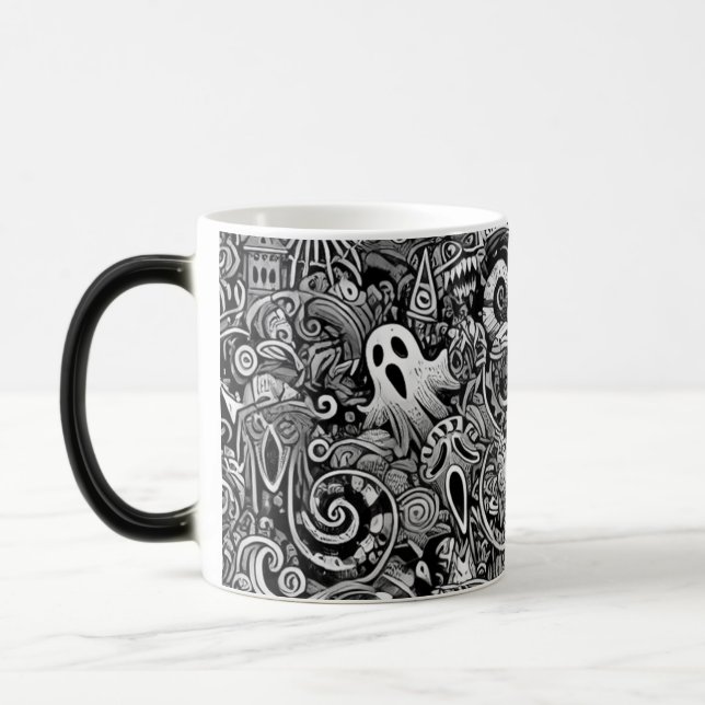 Intrikiertes Halloween-Doodle-Muster mit dunklen S Verwandlungstasse (Links)