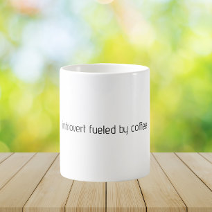 Introvert, von Kaffee angetrieben, minimalistische Kaffeetasse