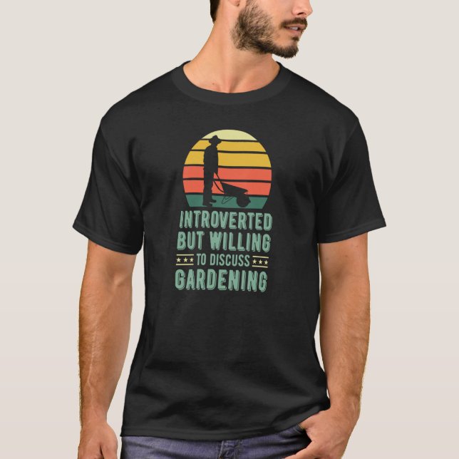 Introvertiert, aber bereit, über den Gartenschubka T-Shirt (Vorderseite)