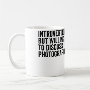 Introvertiert, aber bereit, über Fotografie zu dis Kaffeetasse