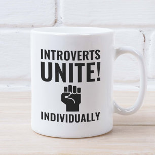 Introvertierte Einzelne vereinbaren Kaffeetasse