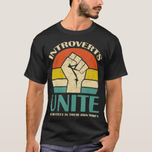 Introvertierte vereinen sich getrennt in ihren eig T-Shirt