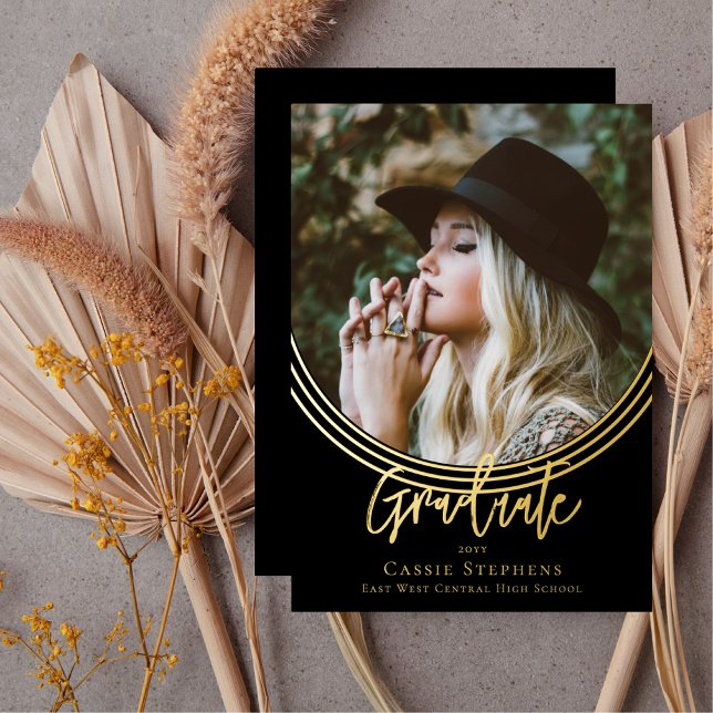 Invertiertes Arch Trendy Script Graduate Foto Folieneinladung (Inverted Arch Trendy Script Graduate Photo Black Foil Announcement)