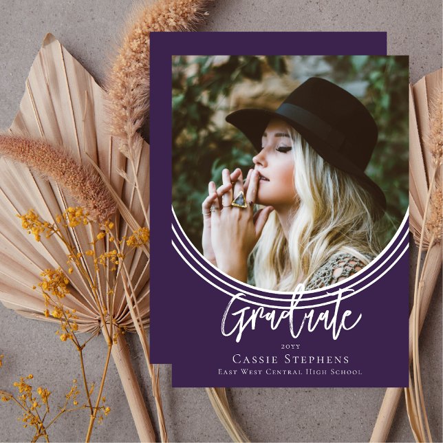 Invertiertes Arch Trendy Script Graduate Foto Lila Einladung (Inverted Arch Trendy Script "Graduate" Photo Unique Purple Graduation Announcement Print Digital)