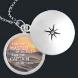 Invictus Gedicht-Halskette Medaillon<br><div class="desc">Aus der Nacht heraus, die mich bedeckt, Schwarzes als die Grube von Pfosten zu Pfosten, Ich danke, was auch immer Götter sein können Für mein unconquerable Soul. In der fallenkupplung des Umstandes Ich habe winced nicht noch laut geschrieen. Unter den bludgeonings der Möglichkeit Mein Kopf ist blutig unbowed, aber. Über...</div>