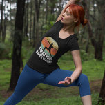 Ioga-Warrior-Zitat T-Shirt<br><div class="desc">Finden Sie Ihren Krieger mit dieser phantastischen Yoga-Pose von Krieger 2 vor einem coolen Retro-Sonnenuntergang. Ein niedliches inspirierendes Yoga Studio Zitat Geschenk für einen Lehrer.</div>