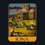 Iona - Sehen Sie dieses Schottland von MacBraynes  Magnet<br><div class="desc">Poster zeigt eine Kirche in einer Landschaft mit Schafen und Sehern.</div>