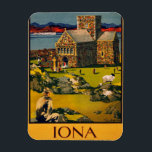Iona - Sehen Sie dieses Schottland von MacBraynes  Magnet<br><div class="desc">Poster zeigt eine Kirche in einer Landschaft mit Schafen und Sehern.</div>