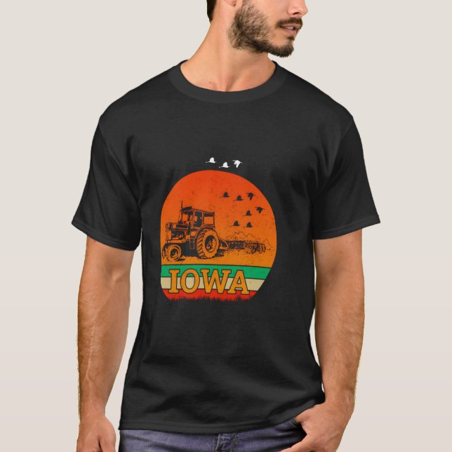 Iowa Bauer Sunset Tractor T-Shirt (Vorderseite)
