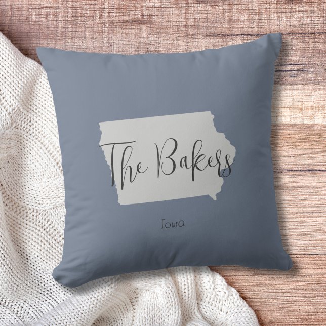Iowa Staat Kontur Familienname Throw Kissen (Show pride for your state and personalize it!  "love makes this house a home in <your state>")