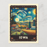 Iowa | Vincent Van Gogh Inspiriert Postkarte<br><div class="desc">Auf einer malerischen Reise durch das Herz von Iowa | Vincent van Gogh Inspiriert Postcard." Diese Postkarte verwandelt Iowas quintessenzielle Landschaften - von den sanften Bauernhöfen bis zum ruhigen Fluss Des Moines - in eine Leinwand, die den lebhaften, wirbelnden Stil des Vincent van Gogh widerspiegelt. Jeder Pinselstrich, der die Essenz...</div>