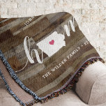 Iowa Zuhause Staat Personalisierte Holzaussicht Decke<br><div class="desc">Zeigen Sie Zuhause-Staatsstolz mit diesem niedlichen rustikalen Imitat Holzplankendecke mit "Zuhause" in weißer Kalligrafie-Schrift, die mit einer Silhouette des Staat von Iowa, stehend für den Buchstaben "O", schreibt. Eine rosa Herzillustrierung in der Staat-Karte vervollständigt das Design; Sie können die Herzposition in Ihrer Zuhause-Stadt ändern, indem Sie das Design-Tool öffnen und...</div>