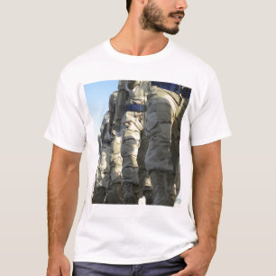 Irakische Luftwaffe zieht März ein T-Shirt