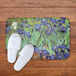 Ire im Garten Vincent van Gogh Badematte<br><div class="desc">Ein Bademantel mit Ölgemälde,  Ire (1889),  von Vincent van Gogh (1853-1890). Blauer violetter Iris im Garten,  der von japanischer Kunst beeinflusst wurde.</div>