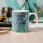 Ire | Vincent van Gogh Kaffeetasse<br><div class="desc">Ire (1889) von dem niederländischen post-impressionistischen Künstler Vincent Van Gogh. Original Landschaftsmalerei ist ein Öl auf der Leinwand,  das einen Garten blühender Iris-Blume zeigt. Verwenden Sie die Entwurfstools,  um einen benutzerdefinierten Text hinzuzufügen oder das Bild zu personalisieren.</div>