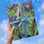 Ire von Vincent van Gogh, Vintag Garden Art Geschenkpapier<br><div class="desc">Ire (1889) von Vincent van Gogh ist ein Vintages, kunstvolles Post-Impressionismus Landschaftsbild mit Blumengarten mit lila bärtigen Reisen, die von Orangenpfeifen wachsen. An der Kante blüht eine weiße Iris-Blume des Single. Über den Künstler: Vincent Willem van Gogh (1853-1890) war einer der berühmtesten postimpressionistischen Maler seiner Zeit. Seine Arbeit war besonders...</div>