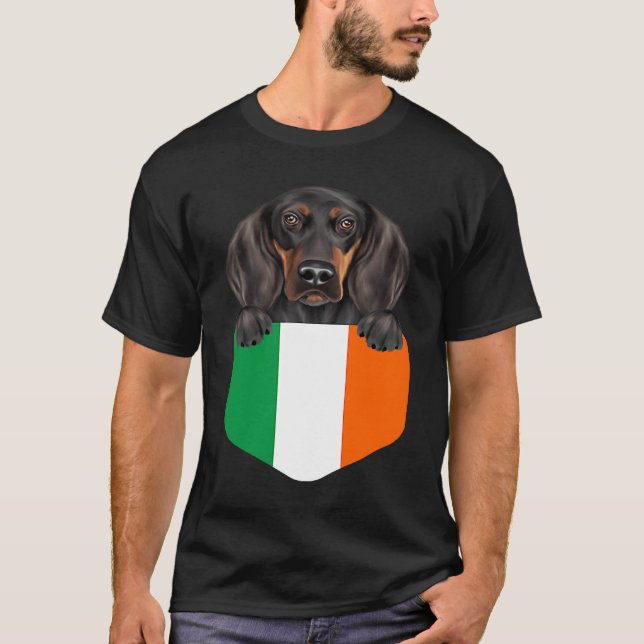 Ireland Flag Black and Tan Coonhound Dog In Pocket T-Shirt (Vorderseite)