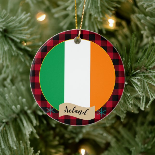 Ireland, Red buffalo plaid & Irish Flag Keramik Ornament (Baum)