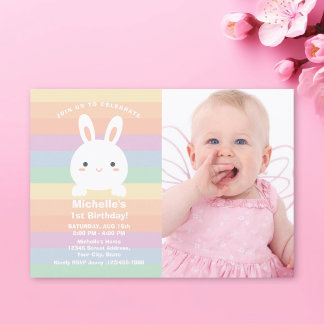 Irgendein Bunny dreht ein Rainbow Birthday Foto Einladung
