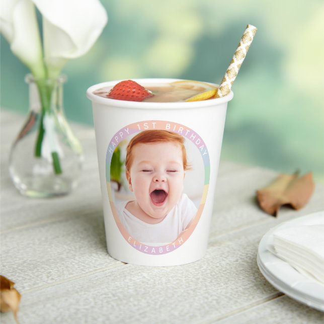 Irgendein Bunny dreht ein Rainbow Birthday Foto Pappbecher (In Situ)