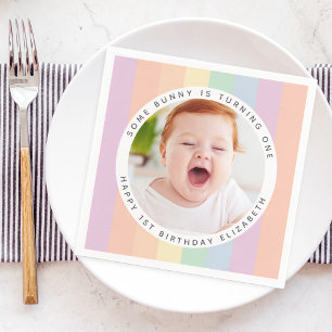 Irgendein Bunny dreht ein Rainbow Birthday Foto Serviette