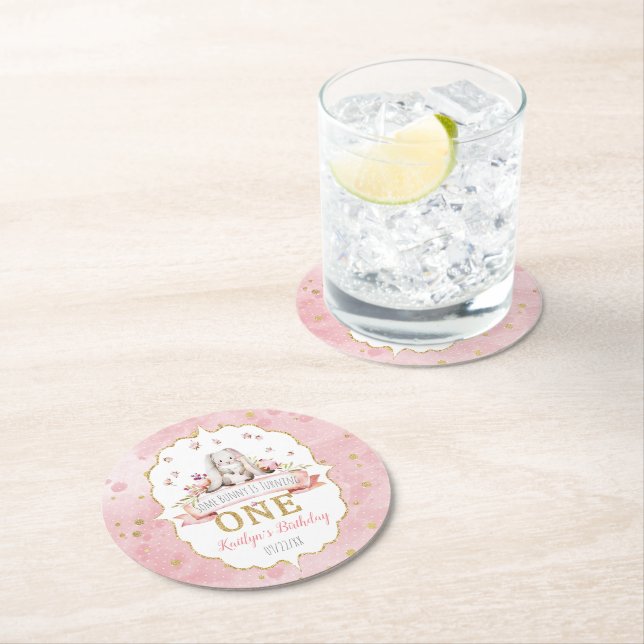 Irgendein Bunny macht einen 1. Geburtstag Runder Pappuntersetzer (Vor Ort)