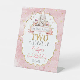 Irgendein Bunny macht zwei 2. Geburtstag Willkomme Sockelschild