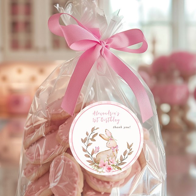 Irgendein Sonnenschein verwandelt ein rosa Mädchen Runder Aufkleber (Cute Bunny Girls 1st Birthday Party. With pink wildflowers. Easily personalize Birthday girl's name.)