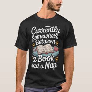 Irgendwo zwischen einem Buch und einem Nickerchen  T-Shirt