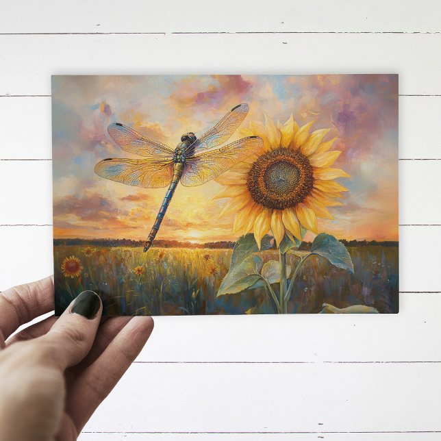 Iridescent Dragonfly Rustikale Sonnenblume Postkarte (Postcard with a dragonfly and a sunflower being held up by a hand, over a white wood background.)