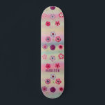 Iridescent Modern Girly Pink Purple Blumen Name Skateboard<br><div class="desc">Der Name der imposanten modernen Girly Pink Purple Flowers besticht durch einen farbenfrohen Hintergrund mit rosa und violetten Blumen und Ihrem personalisierten Namen. Personalisieren Sie diese,  indem Sie den Text in dem dafür vorgesehenen Textfeld bearbeiten. Entworfen von ©Evco Studio www.zazzle.com/store/evcostudio</div>