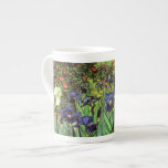 Iris durch feine Kunst-China-Tasse Van Gogh Prozellantasse<br><div class="desc">Iris wurde im Jahre 1889 während Vincent van Gogh am Asyl an Heiliges Paul-De-Mausole in Heilig-Rémy-De-Provence, Frankreich wohnte, im letzten Jahr vor seinem Tod im Jahre 1890 gemalt. Eine atemberaubende Anzeige der violetten Iris mit vibrierendem grünem Blätter, reichem Terrakottaboden, gegen einen hinteren Tropfen der hellen orange Ringelblumen und einer Singleweißiris....</div>