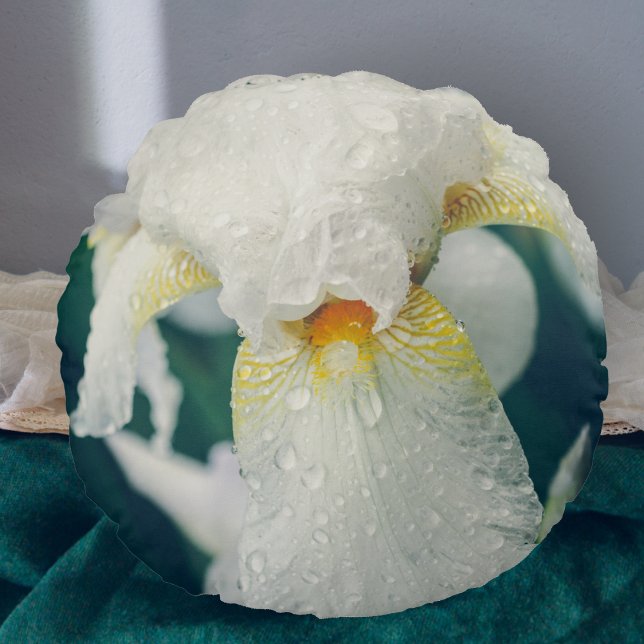 Iris mit Wassertröpfchen Rundes Kissen (Von Creator hochgeladen)