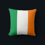 Irische Flagge auf amerikanischem MoJo-Pillow Kissen<br><div class="desc">Mit unserem exklusiven MoJo-Kissen mit der irischen Flagge stärken Sie Ihren Komfort und präsentieren Ihren irischen Stolz! Erleben Sie die ultimative Entspannung mit unserem hochwertigen MoJo-Kissen, das sorgfältig für eine unvergleichliche Unterstützung und Stil entworfen wurde. Jedes Kissen ist mit der ikonischen Trikolorfahne Irlands geschmückt und besticht durch lebendige grüne, weiße...</div>