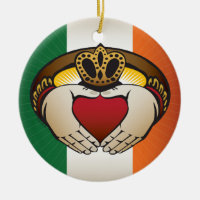 irische Flagge mit Claddagh-Ring