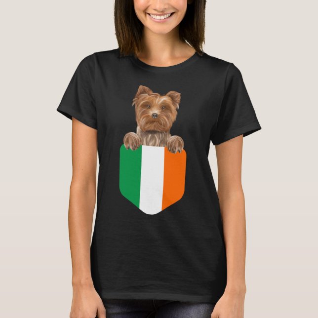 Irische Flagge Yorkshire Terrier Dog in Pocket T-Shirt (Vorderseite)