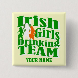 Irische Mädchen, die Team St Patrick Tag trinken Button