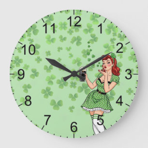Irische Pin-Up-Dame mit Bierliebe Große Wanduhr