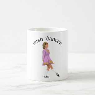 Irische Soft-Shoe-Tänzerin in Rosa Kaffeetasse
