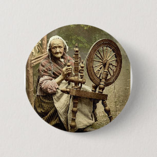 Irische Spinnerin und Spinnrad. Co. Galway, Irland Button