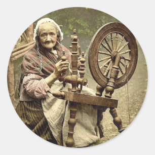 Irische Spinnerin und Spinnrad. Co. Galway, Irland Runder Aufkleber