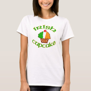 Irischer kleiner Kuchen in den irischen T-Shirt