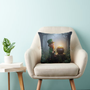 Irischer Leprechaun mit einem Goldtopf Kissen