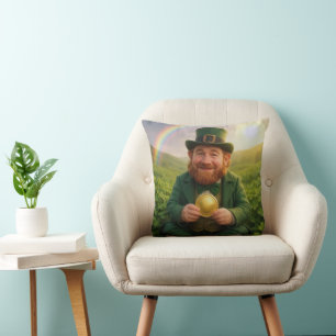 Irischer Leprechaun mit Goldmünze und Regenbogen Kissen
