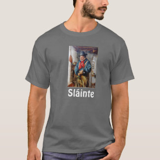 Irischer Mann setzt Whisky in Flasche Slainte auf T-Shirt