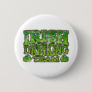 Irischer trinkender Team beunruhigter Knopf Button