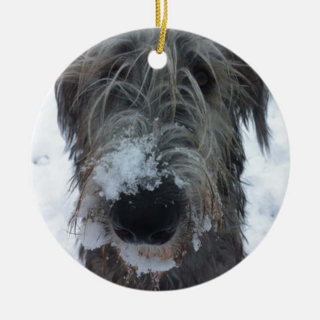 irischer Wolfhound, der im Schnee spielt Keramikornament (Vorne)
