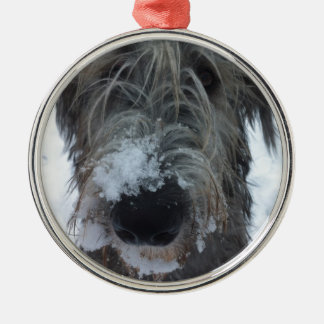 irischer Wolfhound, der im Schnee spielt Ornament Aus Metall
