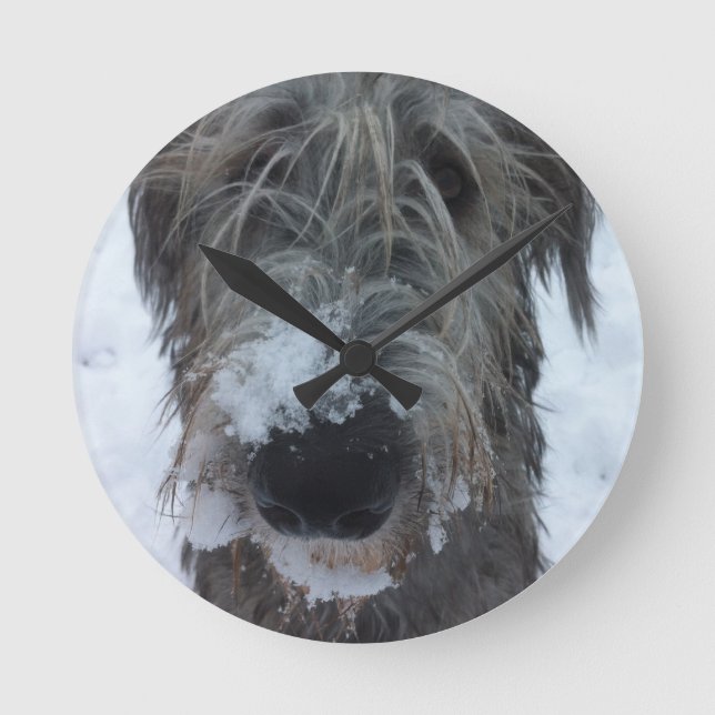 irischer Wolfhound, der im Schnee spielt Runde Wanduhr (Vorderseite)
